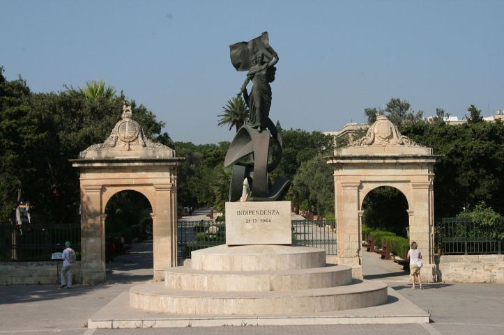 Monument de l'Indépendance de Malte entre les arches du jardin The Mall à Floriana, inscription "Indipendenza 21.IX.1964" sur le socle