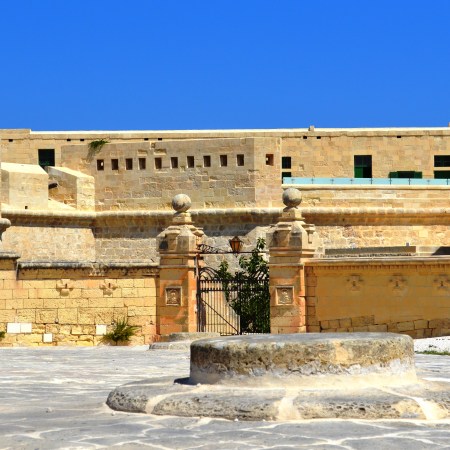 Fort St-Elme, Fossos. Couvercle de silos à grain :