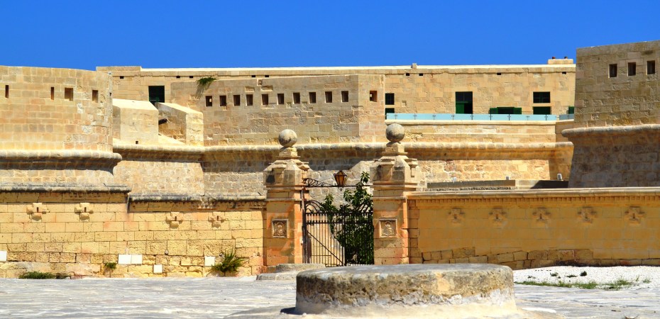 Fort St-Elme, Fossos. Couvercle de silos à grain :
