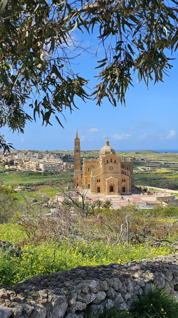 Basilique de Ta 'Pinu vue à partir de la colline de Ta' Għammar Photo Monique Basley - Copie possible sur demande : visiter.la.valette@gmail.com